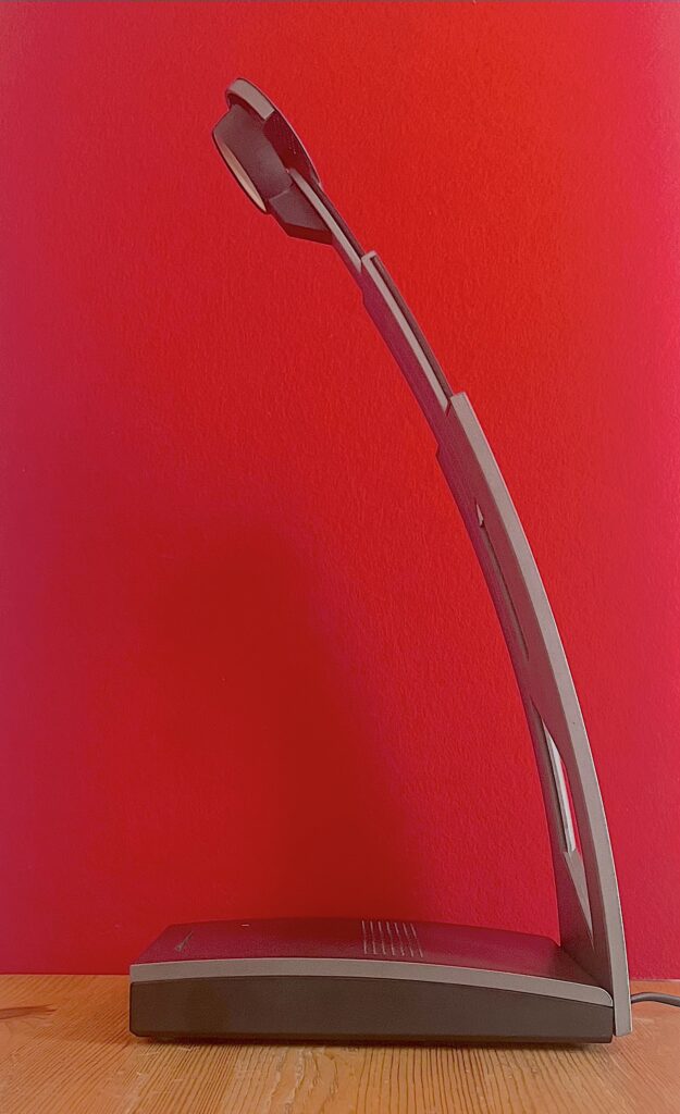 Lampada da scrivania Jazz di Ferdinand Alexander Porsche per PAF, con braccio arcuato regolabile, struttura grigio antracite e base rettangolare, 1989.