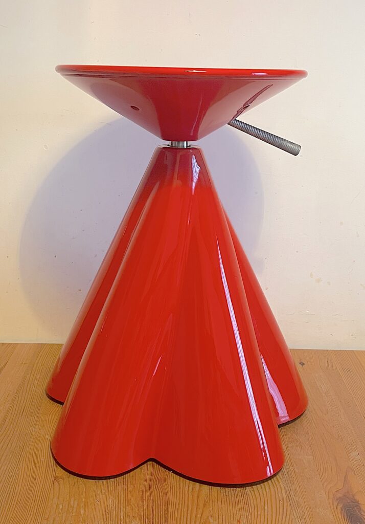 Sgabello girevole vintage rosso attribuito a Philippe Starck per Presence Paris, con base conica sagomata, seduta circolare e sostegno cromato, anni &rsquo;80.