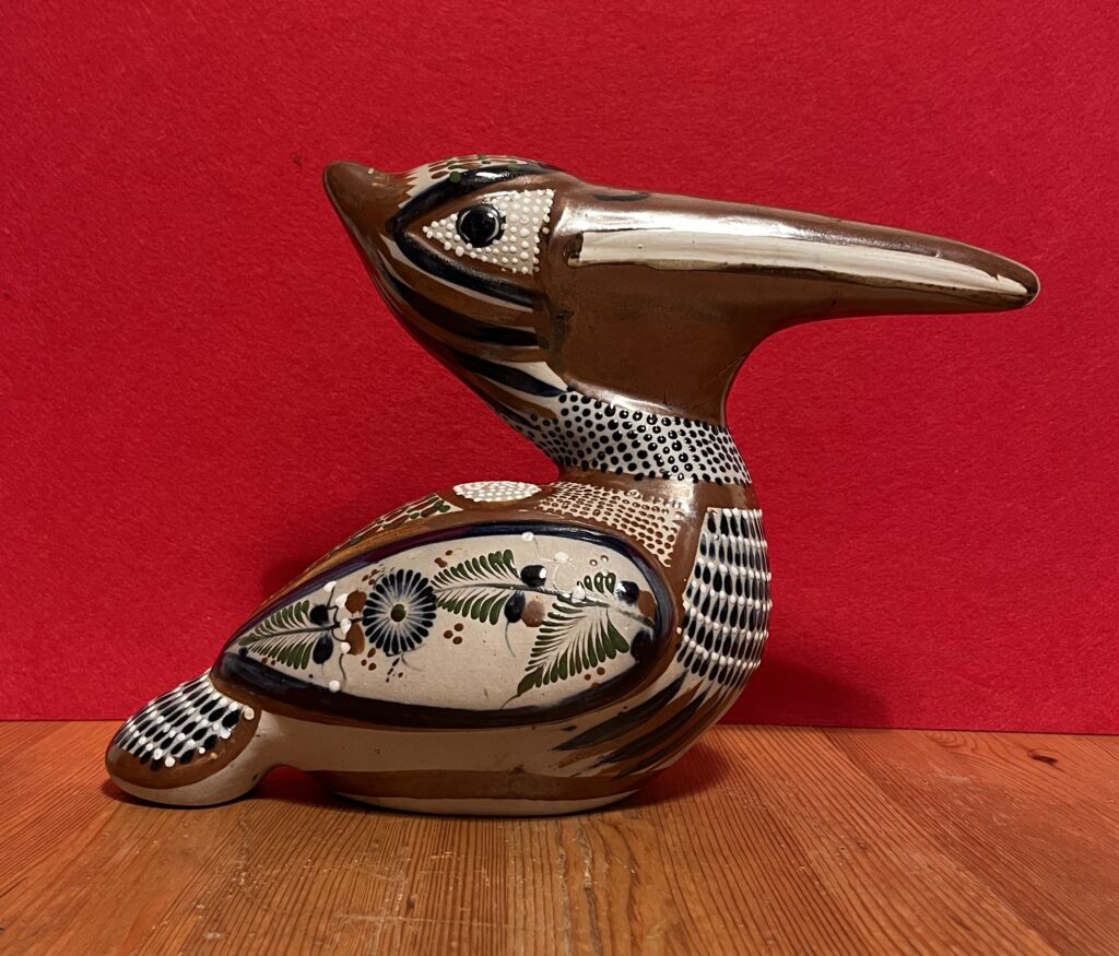 Scultura vintage di uccello in ceramica messicana di Tonalá attribuita a Santana, con corpo marrone, becco allungato e decorazioni floreali dipinte a mano.