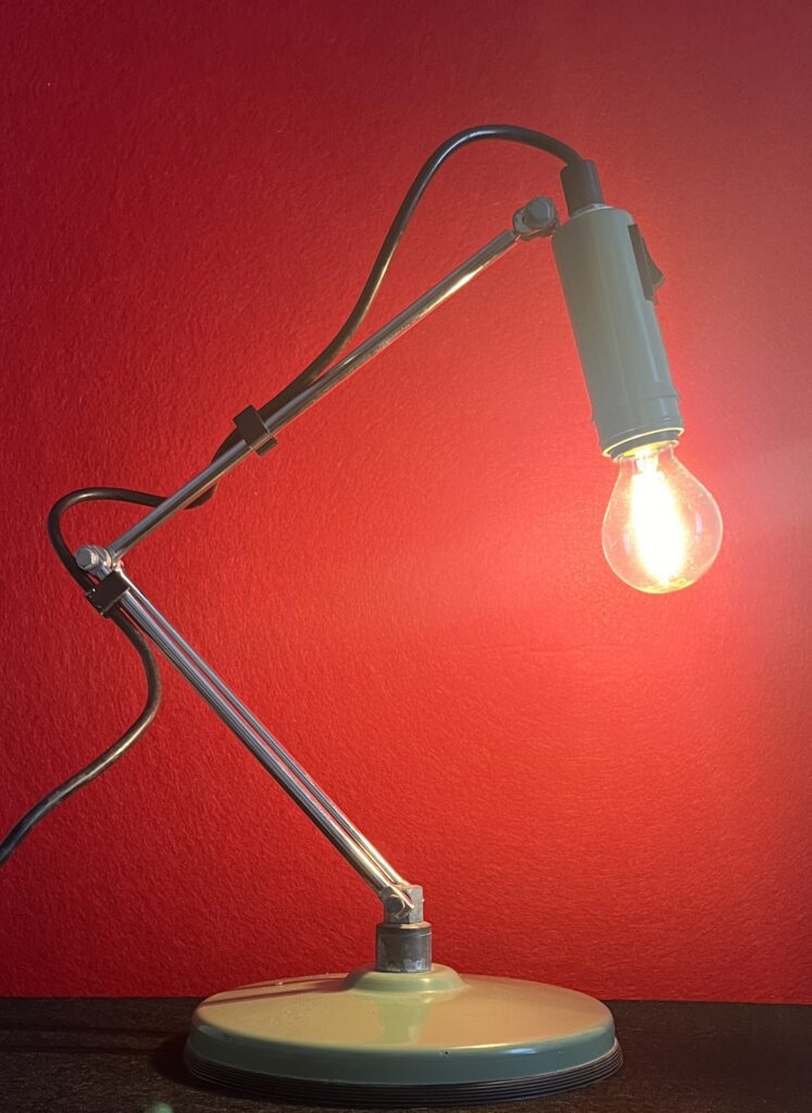 Lampada da scrivania vintage RIMSA verde salvia con base rotonda, braccio snodabile cromato e portalampada orientabile.