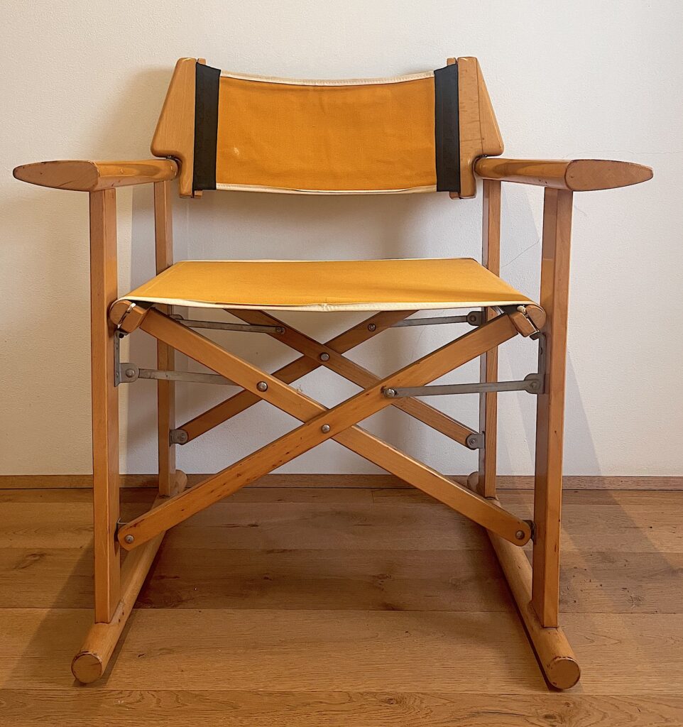 Poltroncina pieghevole vintage modello Hollywood attribuita a Carlo Hauner per Fratelli Reguitti, in legno naturale con tela giallo ocra e struttura incrociata.