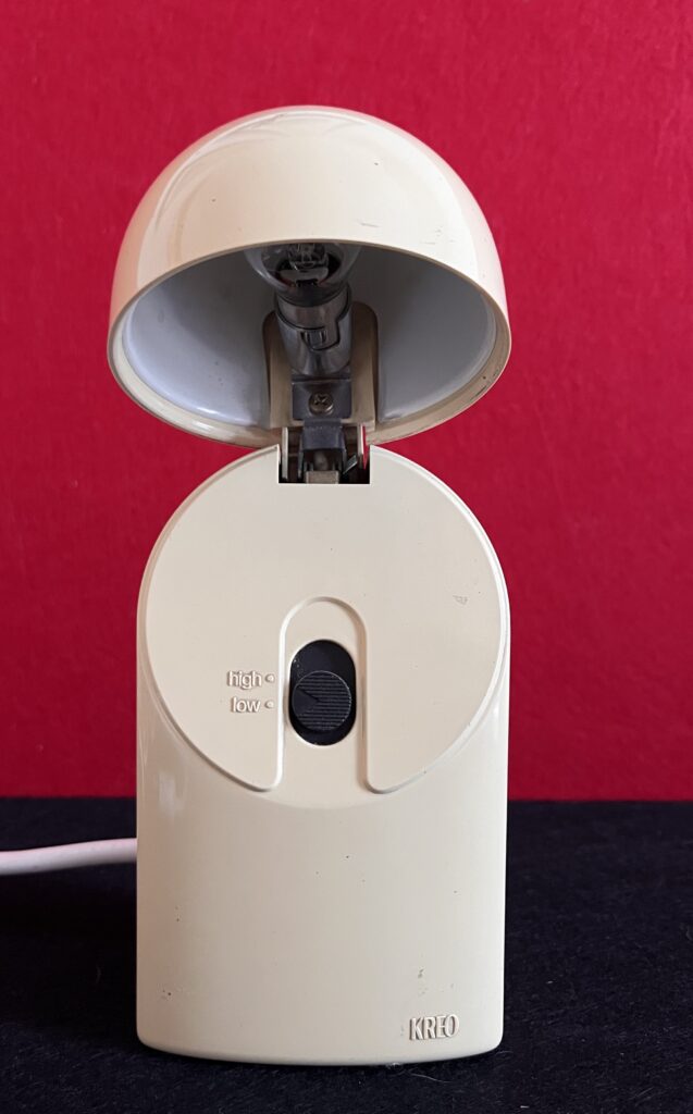 Lampada da scrivania vintage Kreo-Lite anni ’70, color crema, con struttura pieghevole, doppia intensità luminosa e marchio KREO originale.