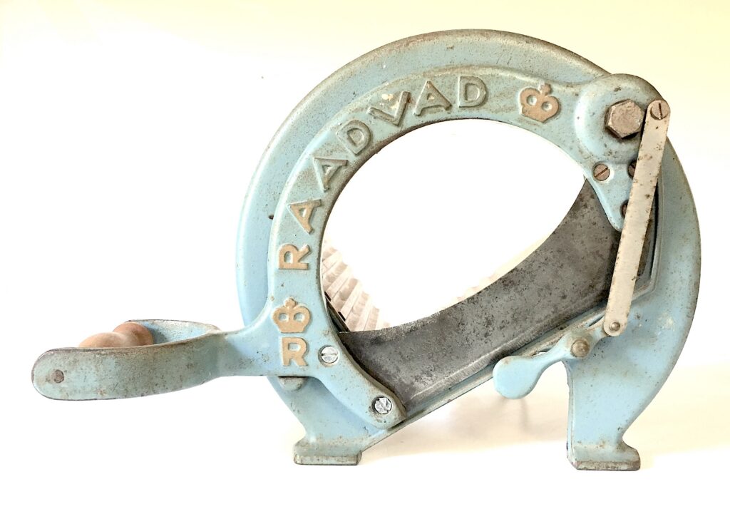 Affettapane vintage Raadvad danese degli anni ’70, in metallo azzurro con lama in acciaio. Un originale oggetto da collezione dal design scandinavo.