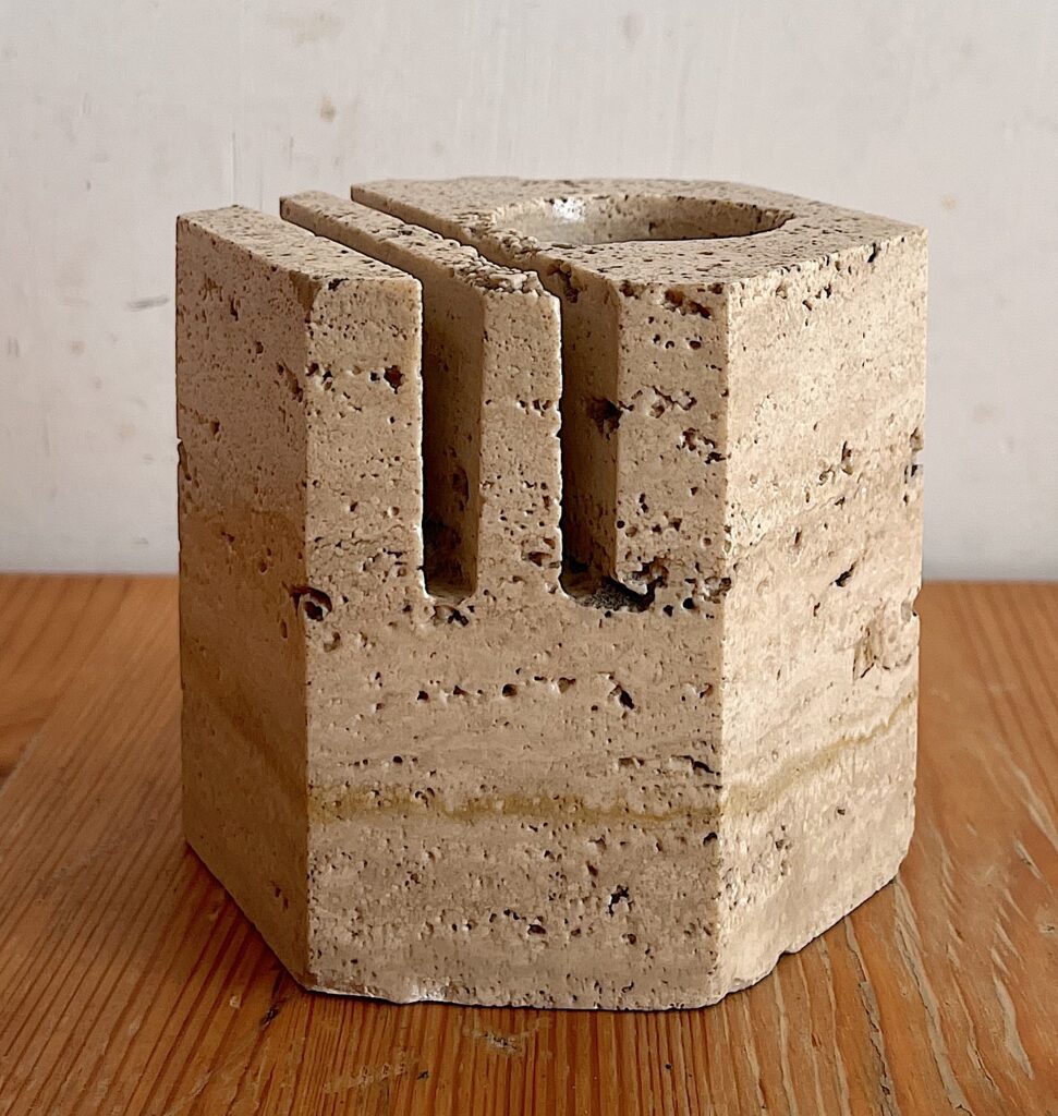 Portapenne vintage in travertino beige attribuito a Enzo Mari per Fratelli Mannelli, con forma geometrica, scanalature verticali e apertura superiore.
