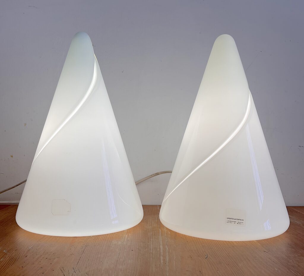 Coppia di lampade da tavolo vintage in vetro soffiato bianco di Murano, con forma conica e decorazione a spirale, anni ’70.
