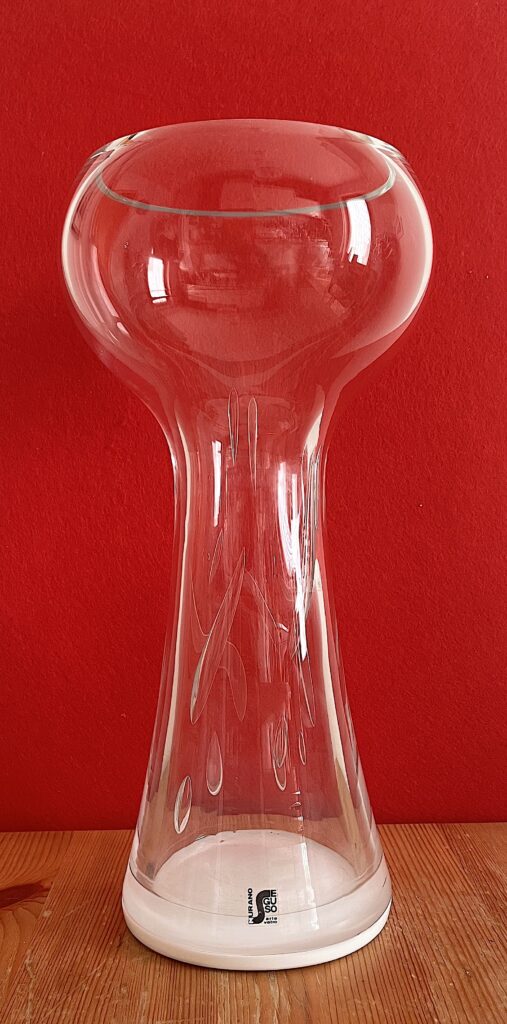 Vaso vintage Seguso in vetro soffiato trasparente di Murano, con ampia apertura arrotondata, collo slanciato e base bianca opalina, anni ’70.