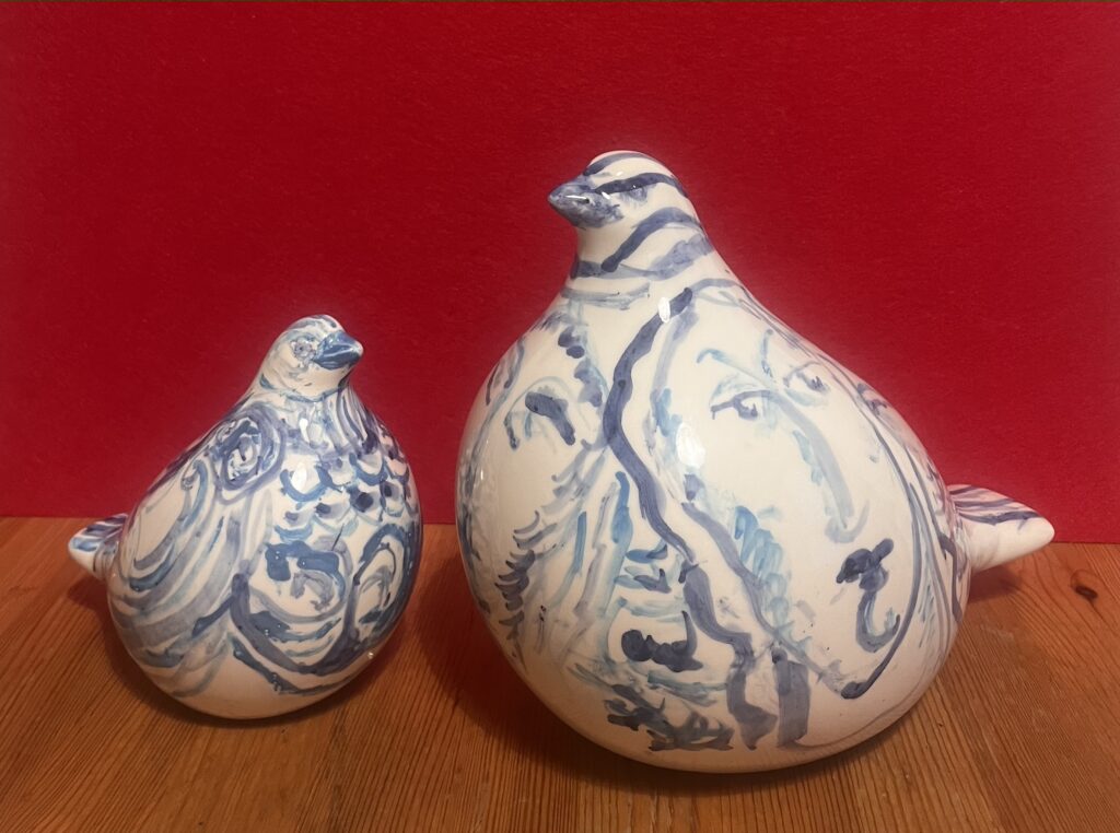 Coppia di sculture vintage raffiguranti uccelli in ceramica fiorentina degli anni ’70, di dimensioni diverse, nei colori azzurro, blu intenso e bianco.