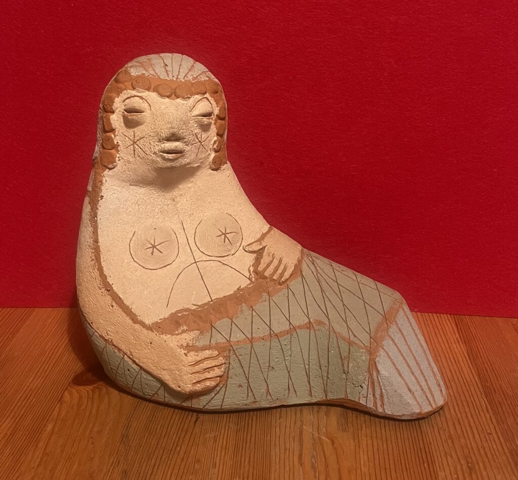 Scultura in terracotta di Mario Giani Clizia raffigurante una sirena distesa, con volto stilizzato, decorazioni incise e colori naturali, anni &rsquo;50.
